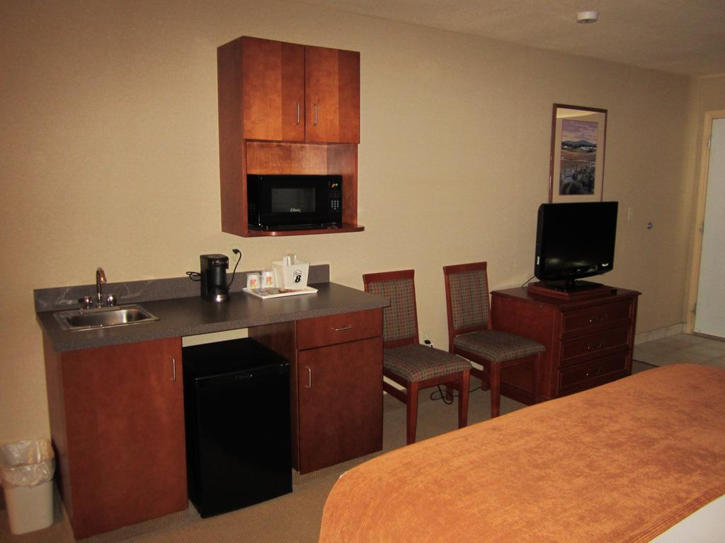Super 8 By Wyndham Fort Nelson Bc Kültér fotó